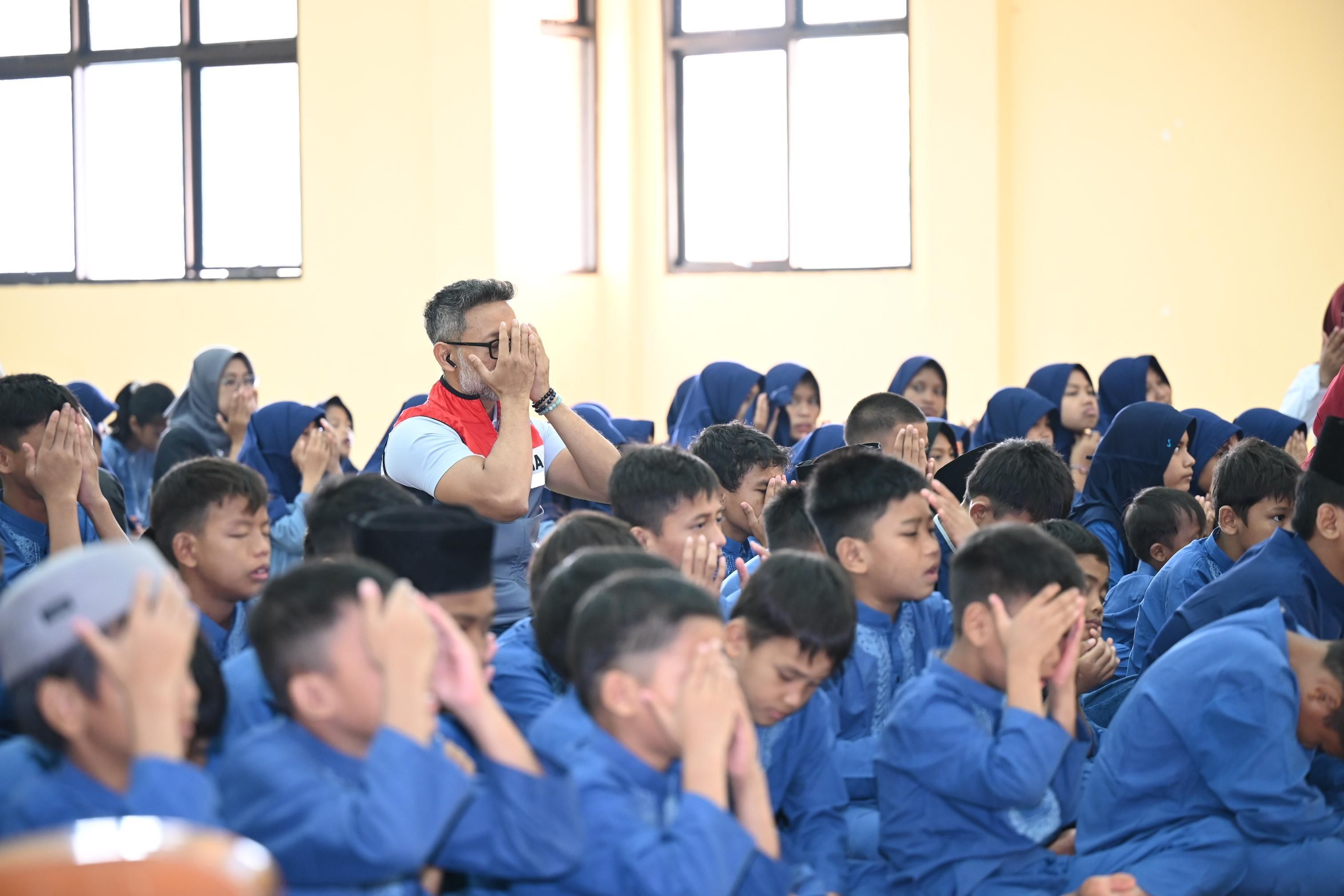 Senyum terpancar dari ribuan anak yatim, dhuafa, dan penyandang disabilitas saat mengikuti program Pertamina Berkah yang digelar serentak di berbagai daerah di Indonesia, Jumat (19/6). <b>(Pertamina)</b>