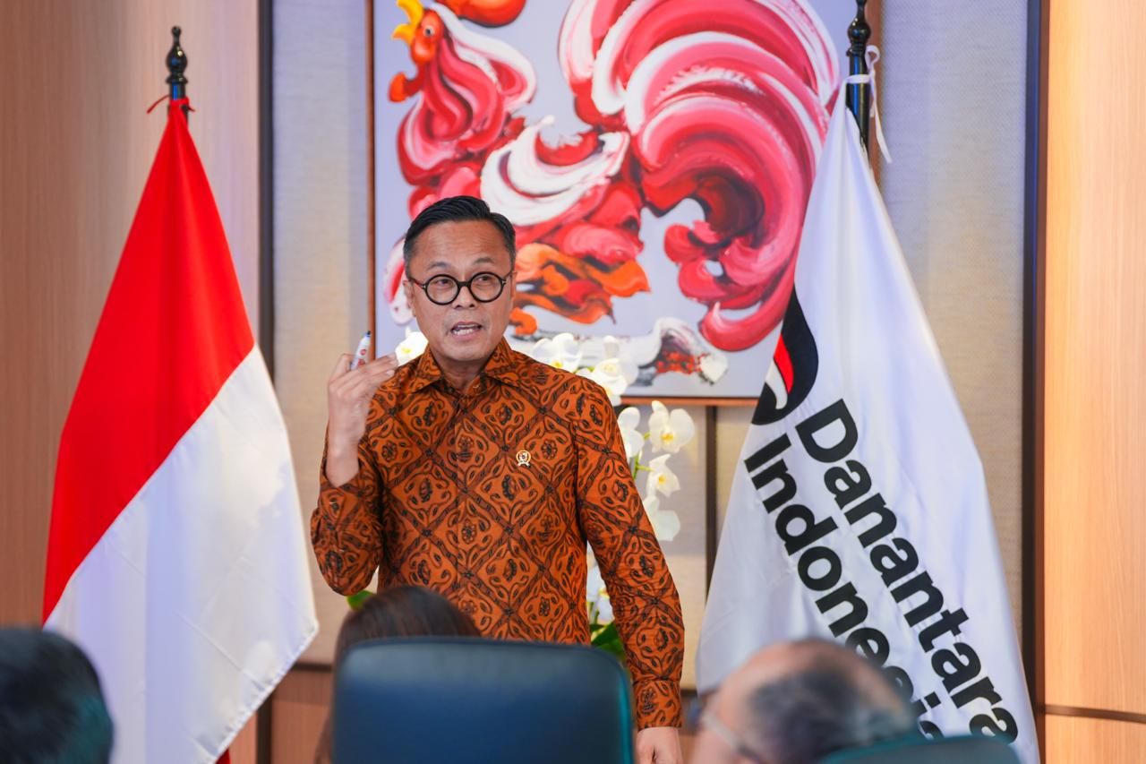 Kepala BP BUMN sekaligus COO Danantara, Dony Oskaria, dengan sejumlah jajaran direksi BUMN di Wisma Danantara Indonesia pada Jumat 19 Juni 2026 membahas perkembangan kinerja BUMN.