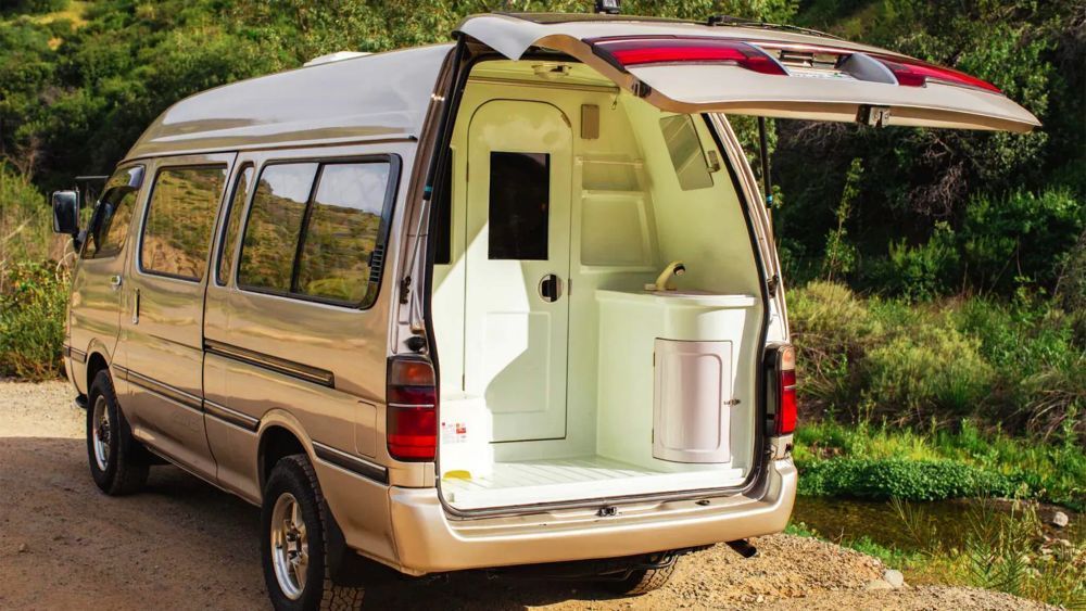 Toyota HiAce Grand Cabin ini semakin istimewa adalah area bagasi yang telah diubah menjadi kamar mandi kompak. (Foto: Istimewa via Carscoops) 