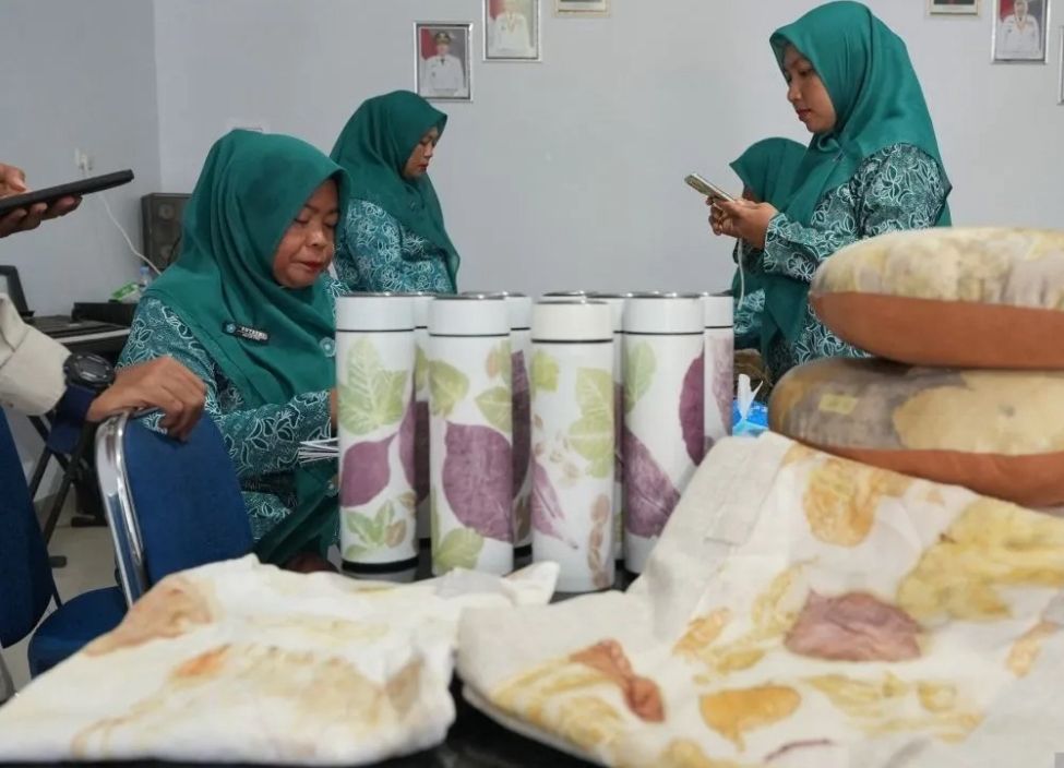 Kelompok Ecoprint Wanita Sejahtera di Desa Bahomakmur, Kecamatan Bahodopi, Kabupaten Morowali, Sulawesi Tengah <b>(PT IMIP)</b>