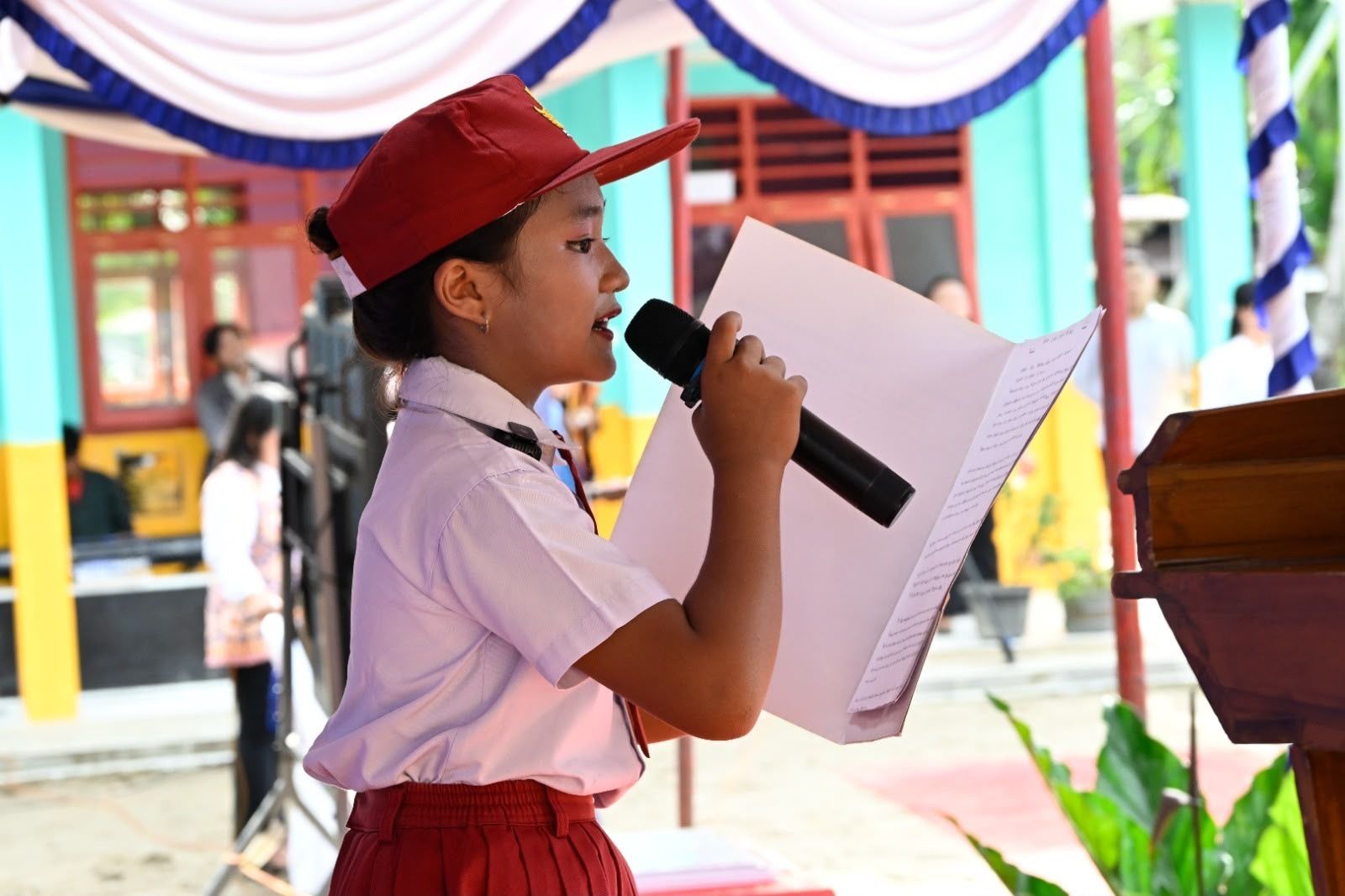 Seorang anak perempuan berusia sembilan tahun bernama Nasya Losefa Zega, siswi kelas III, mengungkapkan rasa bahagianya atas kehadiran fasilitas pendidikan lengkap dan program Makan Bergizi Gratis (MBG) dari pemerintah bagi siswa yang tinggal di pula <b>(Istimewa)</b>