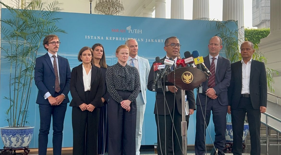 Mendikti Saintek Briqn Yuliarto dan Perwakilan Imperial College London <b>(NTVnews)</b>