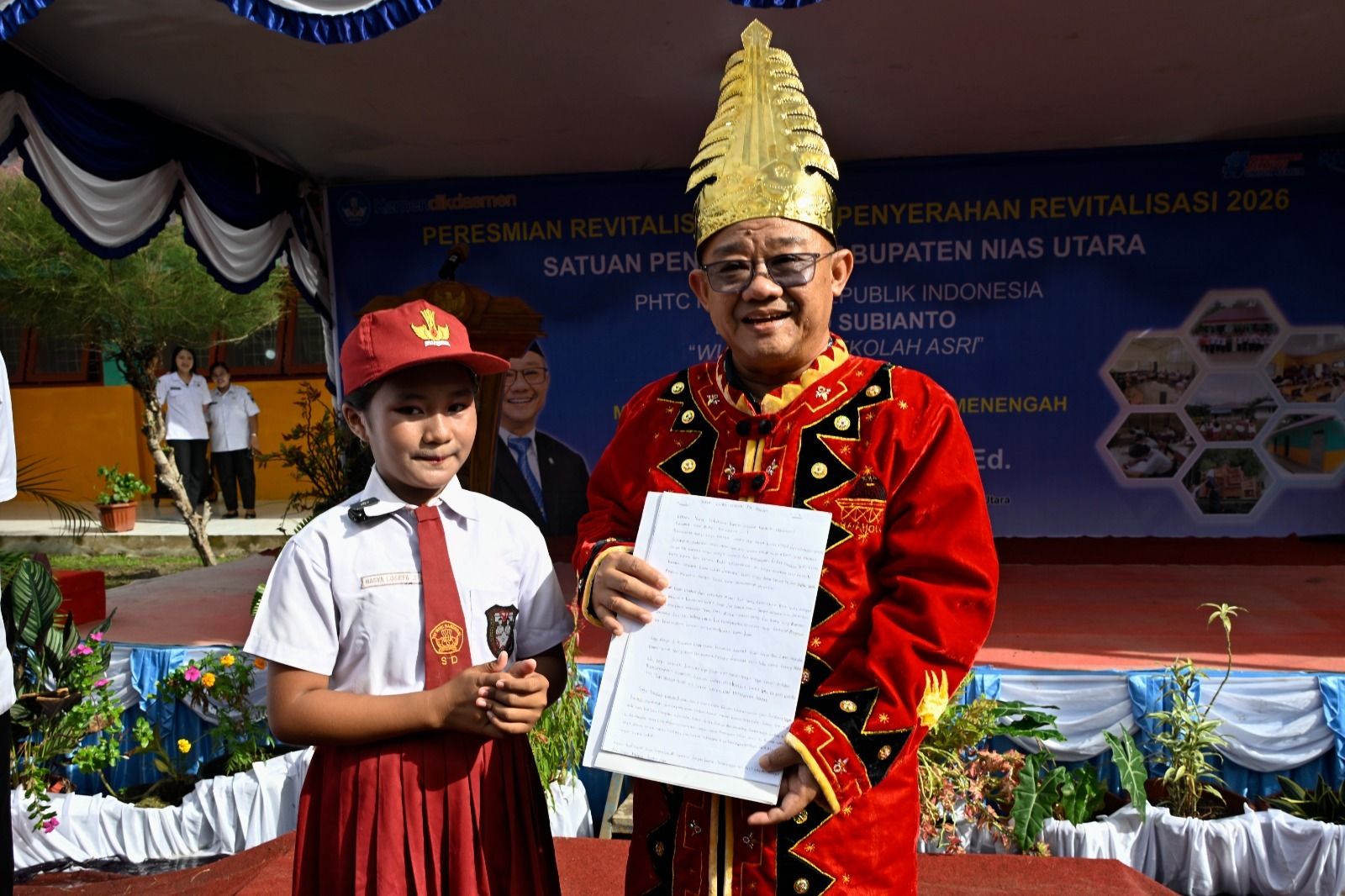 Menteri Pendidikan Dasar dan Menengah (Mendikdasmen) Abdul Mu&rsquo;ti bersama Nasya, murid  SD Negeri 077279 Siofabanua, Kabupaten Nias Utara, Kamis, 19 Juni 2026.  <b>(Sumber: Kemendikdasmen)</b>