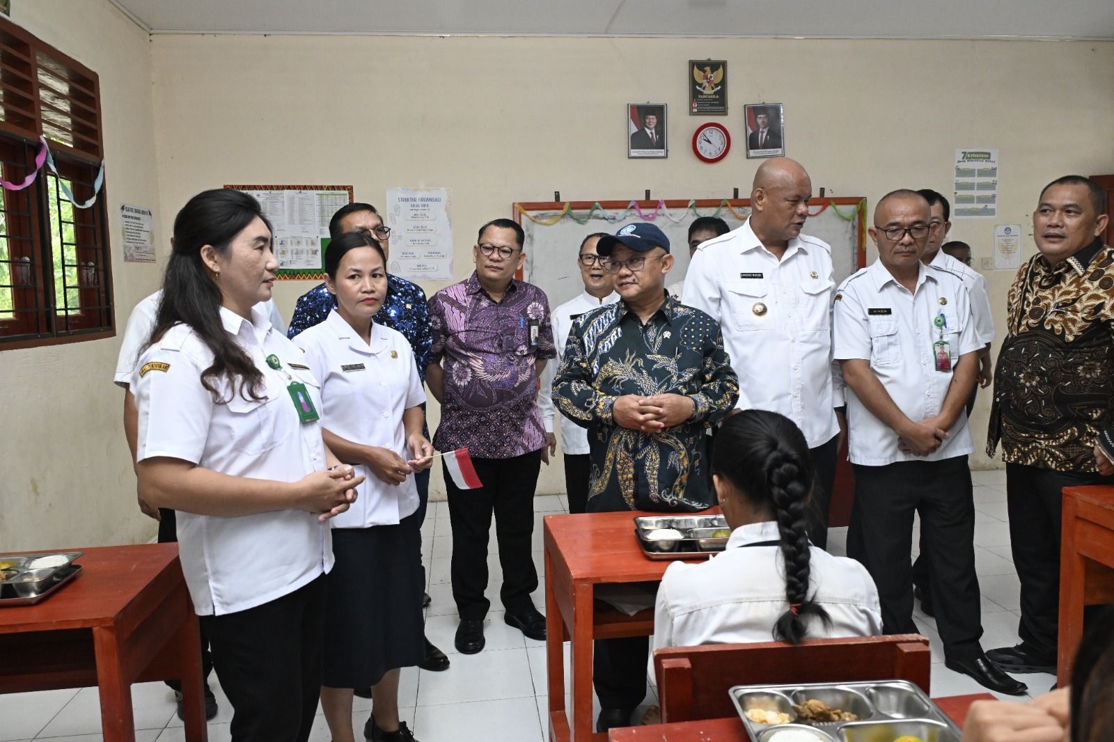 Menteri Pendidikan Dasar dan Menengah (Mendikdasmen) Abdul Mu&rsquo;ti, meninjau pelaksanaan MBG, pemanfaatan Interactive Flat Panel (IFP), serta progres revitalisasi sekolah di SMP Negeri 1 Sitolu Ori dan SMP Negeri 3 Sitolu Ori. <b>(Sumber: Kemendikdasmen)</b>