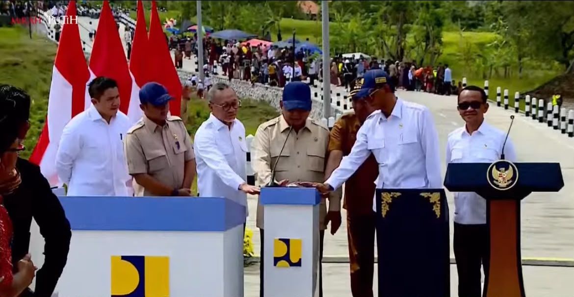 Kebahagiaan terpancar dari wajah warga Desa Larlar, Kecamatan Banyuates, Kabupaten Sampang, saat Presiden Prabowo Subianto meresmikan ruas jalan dari pelaksanaan Instruksi Presiden Jalan Daerah (IJD) pada Selasa, 23 Juni 2026 <b>(Istimewa)</b>