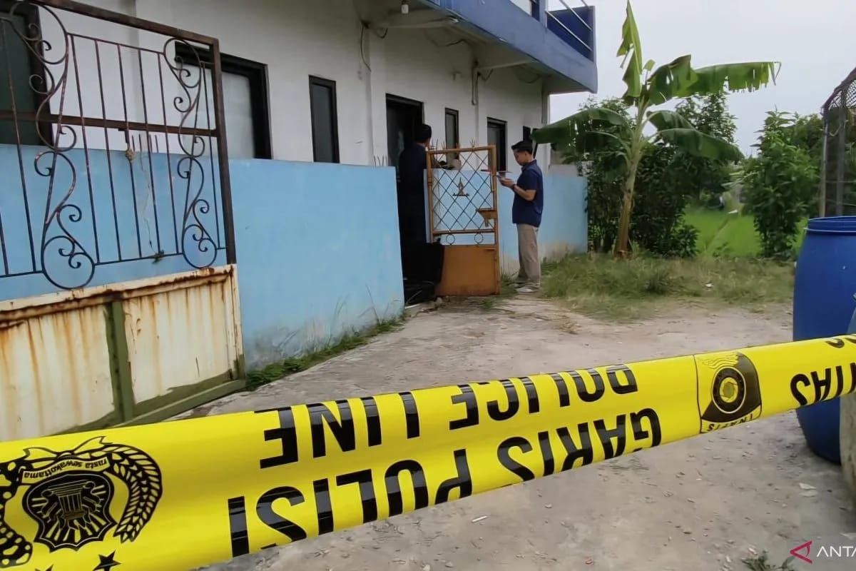 Garis polisi terpasang di tempat kos korban setelah pihak Kepolisian Daerah Jawa Barat melakukan olah tempat kejadian perkara (TKP) di Cileunyi, Kabupaten Bandung, pada Selasa, 23 Juni 2026. <b>(Antara)</b>