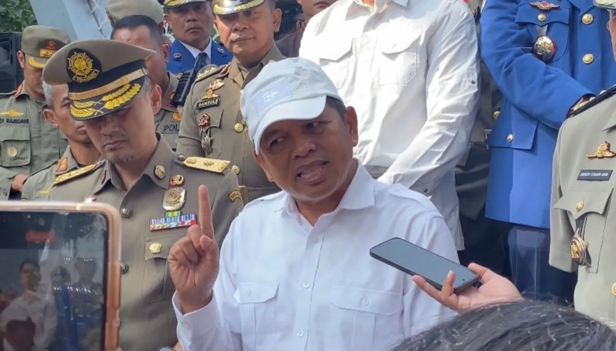 Gubernur Jawa Barat Dedi Mulyadi saat diwawancarai wartawan di Alun-alun Kabupaten Garut, Jawa Barat, Rabu, 24 Juni 2026. <b>(Antara)</b>