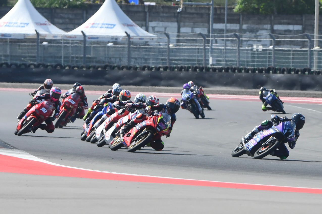 Sejumlah pembalap muda kelas National 150cc memacu motornya saat race 2 kegiatan Pertamina Mandalika Racing Series 2026 Round 2 yang diselenggarakan di Pertamina Mandalika International Sirkuit, Lombok Tengah, Lombok, Nusa Tenggara Barat pada Minggu (21/6/2026). (Foto: Dok/Istimewa) 