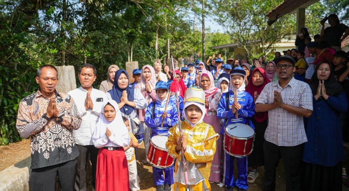 Kreativitas siswa SDN Tegalega, Kabupaten Sukabumi, yang berlatih drumben menggunakan peralatan sederhana dari barang-barang bekas mendapat perhatian dan apresiasi langsung dari Presiden Prabowo Subianto <b>(Istimewa)</b>