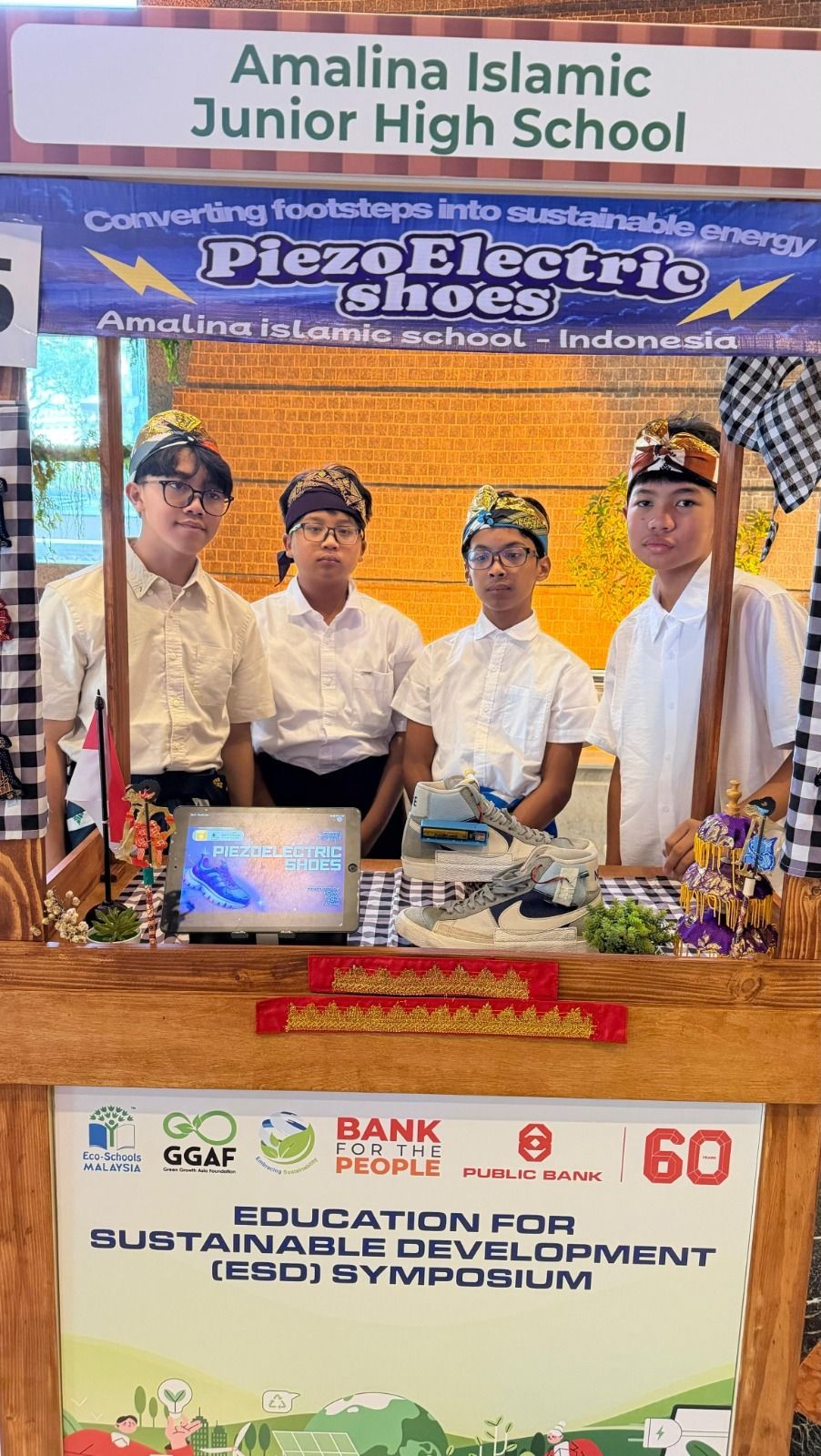 Pelajar-pelajar Indonesia yang mengikuti ajang Education for Sustainable Development (ESD) Symposium di Kuala Lumpur, Malaysia. Mereka antara lain Keanu Arka Alfabian, Azka Aqilla Handiyana, Kevan Abrar Virendra, dan Fathar Albar Nugroho.   <b>(Dok. SMP Islam Amalina, Tangerang Selatan, Banten. )</b>
