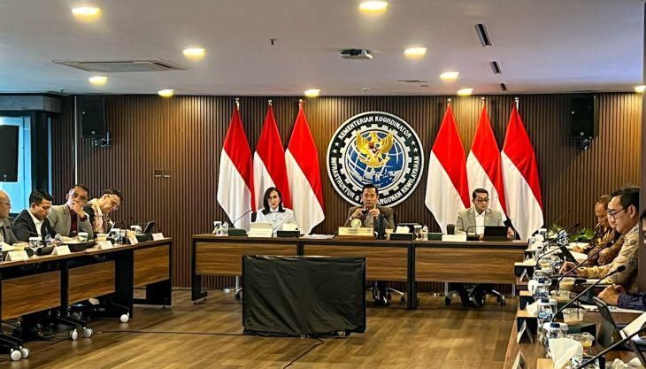 Menteri Koordinator Bidang Infrastruktur dan Pembangunan Kewilayahan Agus Harimurti Yudhoyono (tengah), Menteri Pariwisata Widiyanti Putri Wardhana (kiri), Menteri Ekonomi Kreatif (Ekraf) Teuku Riefky Harsya (kanan) dalam Rapat Koordinasi Tingkat Menteri terkait Penguatan Tata Kelola Ekosistem Kebandarudaraan di Jakarta, Kamis, 25 Juni 2026 <b>(Antara)</b>