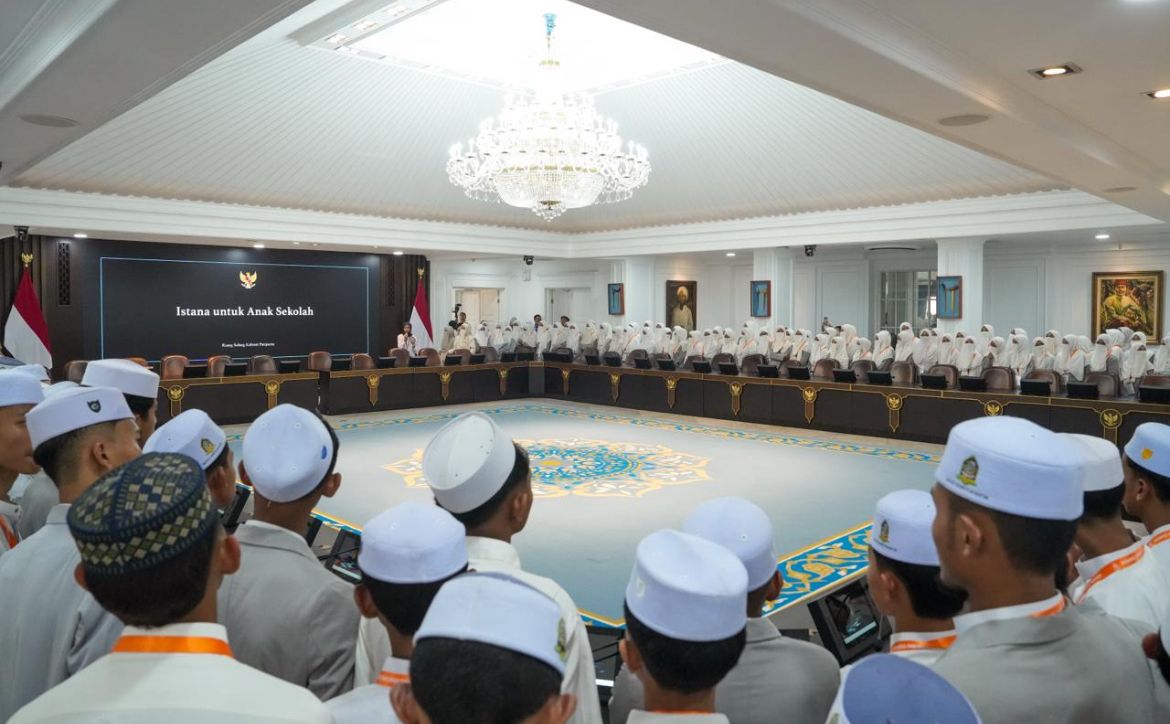 Istana Kepresidenan Jakarta menerima kunjungan sejumlah santri dan pengajar Pondok Pesantren Qurrotu Nafsin dalam program &ldquo;Istana untuk Anak Sekolah&rdquo; <b>(Setpres)</b>
