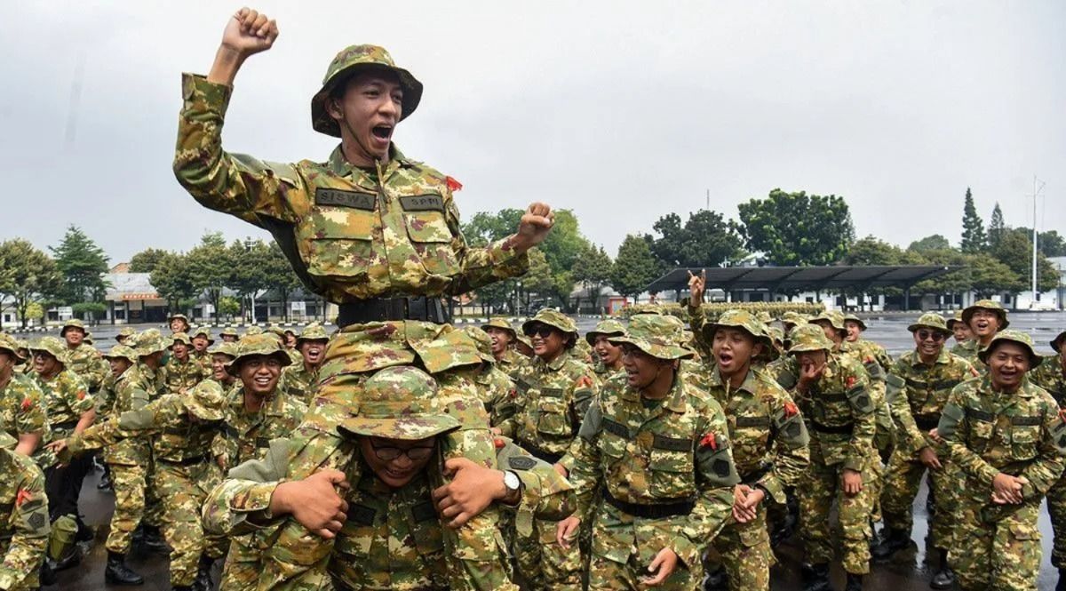 eserta program Sarjana Penggerak Pembangunan Indonesia (SPPI) meneriakkan yel-yel saat mengikuti Pelatihan Dasar Kemiliteran (Latsarmil) calon manajer Koperasi Desa Merah Putih (KDMP) di Brigif 1 Marinir Cilandak, Jakarta, Kamis, 25 Juni 2026. <b>(Antara)</b>