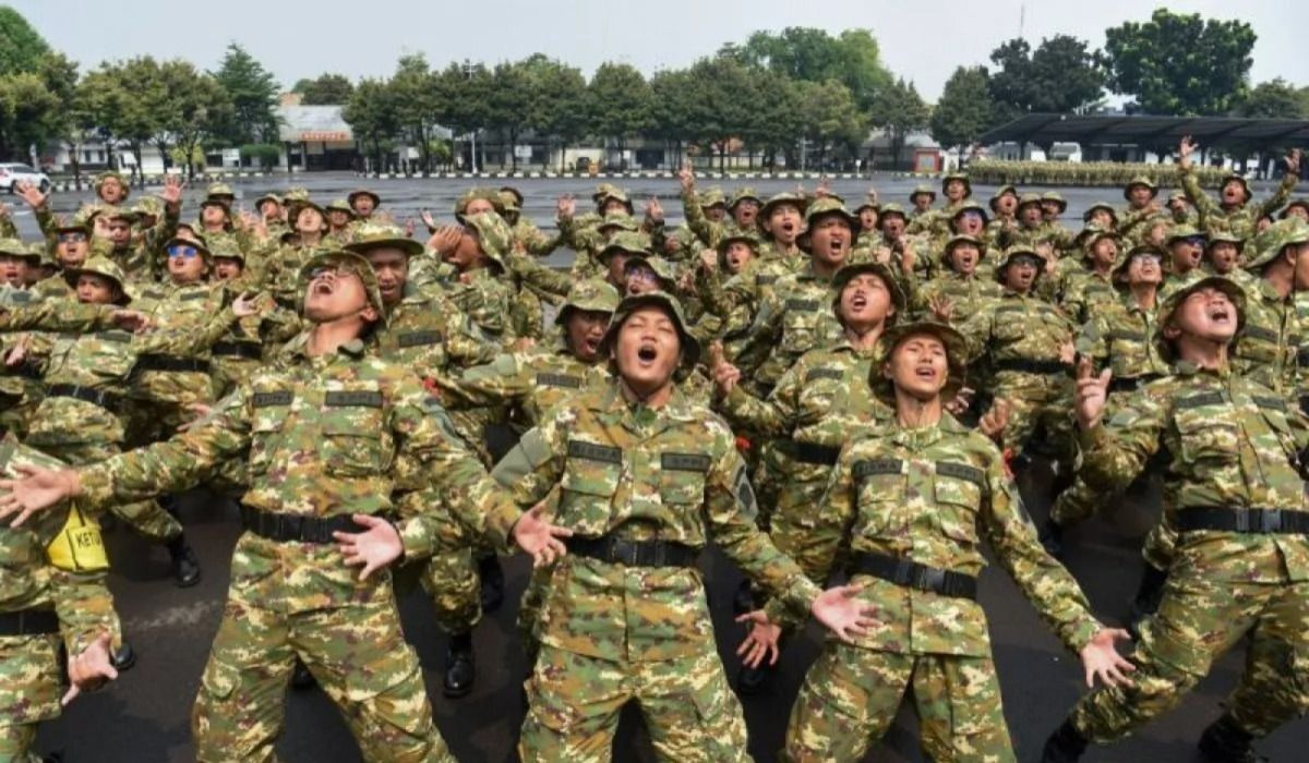 Sejumlah peserta program Sarjana Penggerak Pembangunan Indonesia (SPPI) meneriakkan yel-yel saat mengikuti Pelatihan Dasar Kemiliteran (Latsarmil) calon manajer Koperasi Desa <b>(Antara)</b>