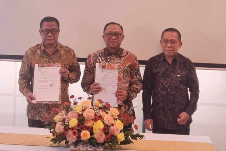 Penandatanganan Nota Kesepahaman (Memorandum of Understanding/MoU) oleh Direktur Utama CCT Y. Widi Suharyanto dan Direktur Keuangan CCT Ruddyar Ruslan, serta Direktur DMSL Tatang Sukmana di Plaza Tol Jatikarya Bekasi, Rabu, 23 Juni 2026. <b>(Antara)</b>