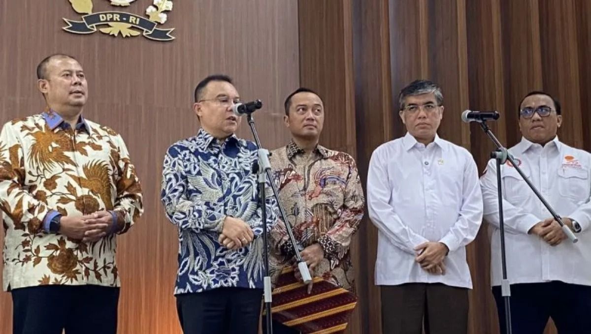 Wakil Ketua DPR RI Sufmi Dasco Ahmad (kedua kiri) menyampaikan keterangan kepada pers usai rapat koordinasi Satuan Tugas Mitigasi Pemutusan Hubungan Kerja di Kompleks Parlemen, Jakarta, Jumat, 26 Juni 2026. <b>(Antara)</b>