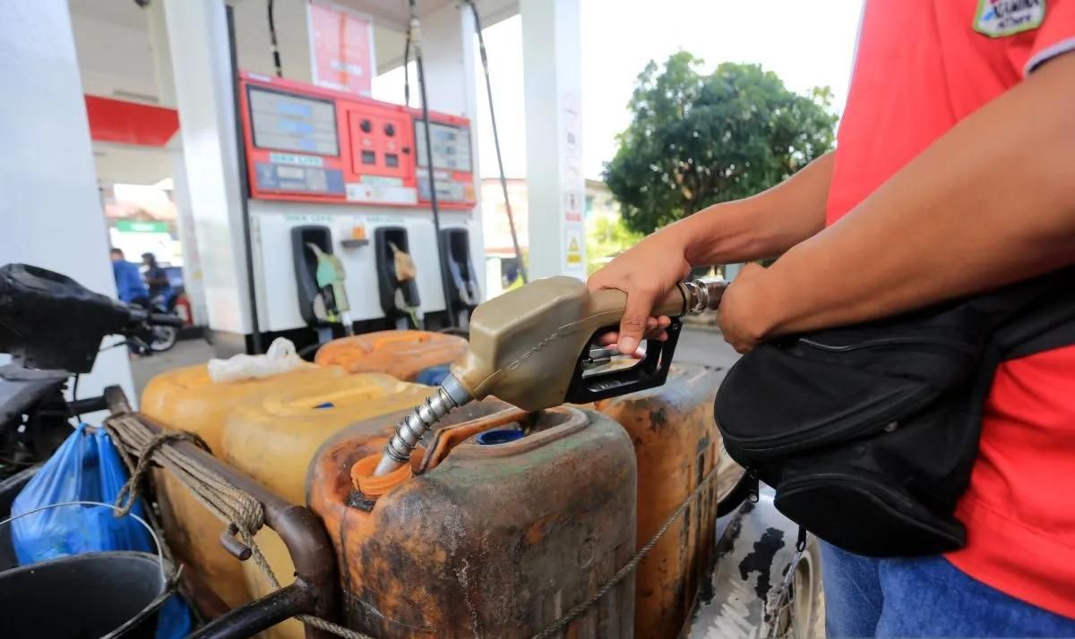 Petugas mengisi Bahan Bakar Minyak (BBM) subsidi jenis solar ke dalam jeriken milik nelayan di salah satu Stasiun Pengisian Bahan Bakar Umum (SPBU) di Meulaboh, Aceh Barat, Aceh, Kamis, 23 Juni 2026. Menteri Pertanian Republik Indonesia (Mentan RI)  <b>(Antara)</b>