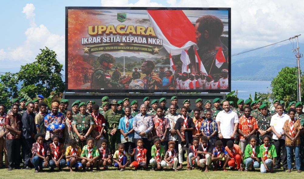 Sebanyak 10 orang yang disebut sebagai anggota aktif TPNPB-OPM Kodap IV Sorong Raya mengikuti prosesi ikrar setia kepada Negara Kesatuan Republik Indonesia (NKRI) di Lapangan Kodam XVIII/Kasuari, Manokwari, Papua Barat, Kamis (25/6/2026). (Foto: Dok/Istimewa) 