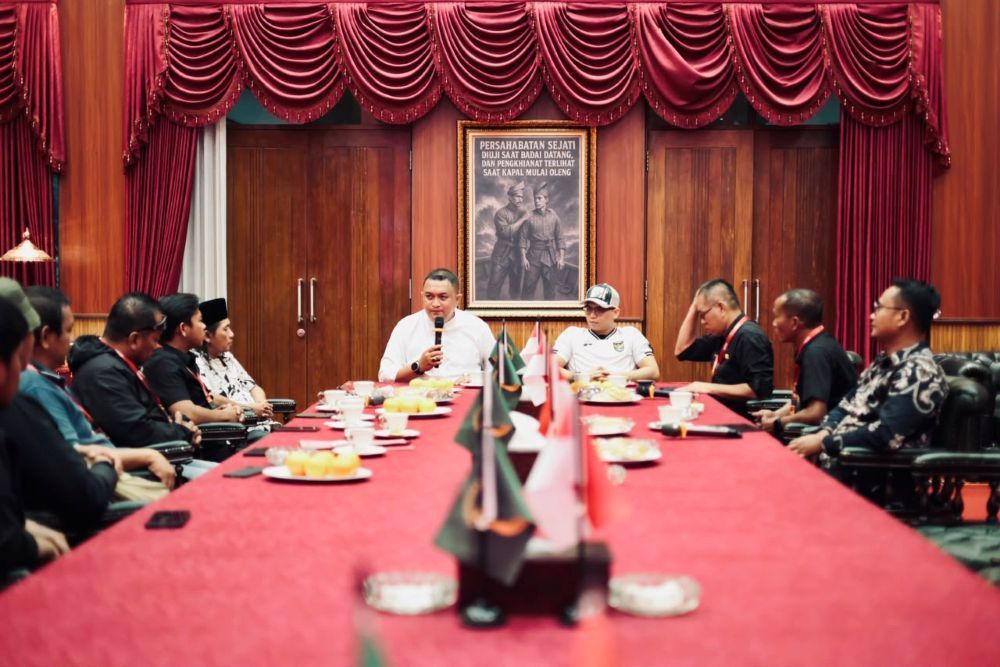 Bupati Bogor, Rudy Susmanto, melakukan audiensi dan silaturahmi bersama komunitas pendukung Persikabo, Kabomania dan UPCS, di Gedung Soekarno-Hatta, Pendopo Bupati Bogor, Kamis malam (25/6/2026). (Foto: Dok/Istimewa/bogorkab.go.id)