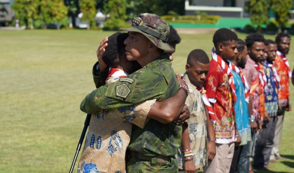 Sebanyak 10 orang yang disebut sebagai anggota aktif TPNPB-OPM Kodap IV Sorong Raya mengikuti prosesi ikrar setia kepada Negara Kesatuan Republik Indonesia (NKRI) di Lapangan Kodam XVIII/Kasuari, Manokwari, Papua Barat, Kamis (25/6/2026). (Foto: Dok/Istimewa) 