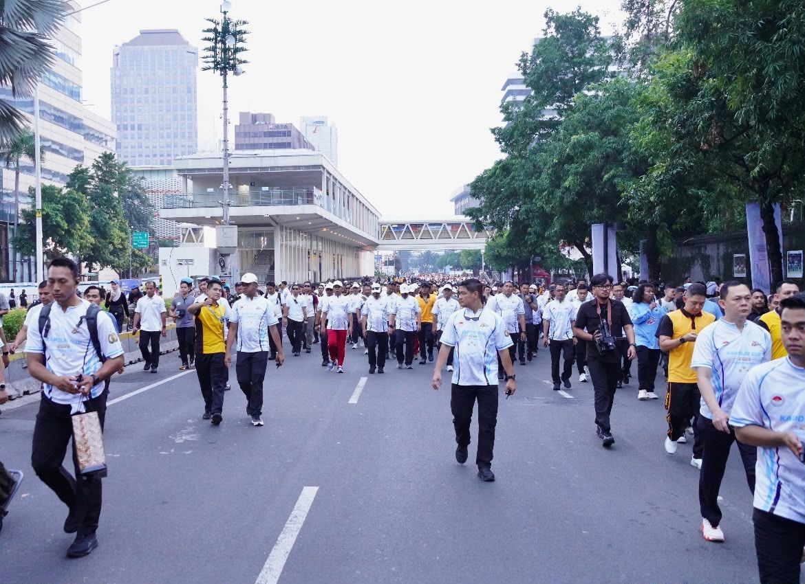 Panglima TNI Jenderal TNI Agus Subiyanto bersama Kapolri Jenderal Pol Listyo Sigit Prabowo mengikuti jalan santai dalam rangkaian peringatan Hari Bhayangkara ke-80 Tahun 2026  <b>(PUSPEN TNI)</b>