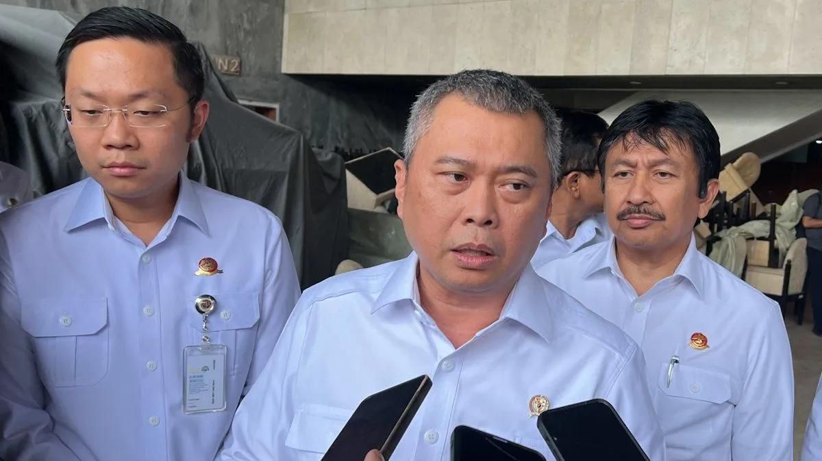 Menteri Perhubungan (Menhub) Dudy Purwagandhi (tengah) menjawab pertanyaan awak media di Jakarta. <b>(Antara)</b>