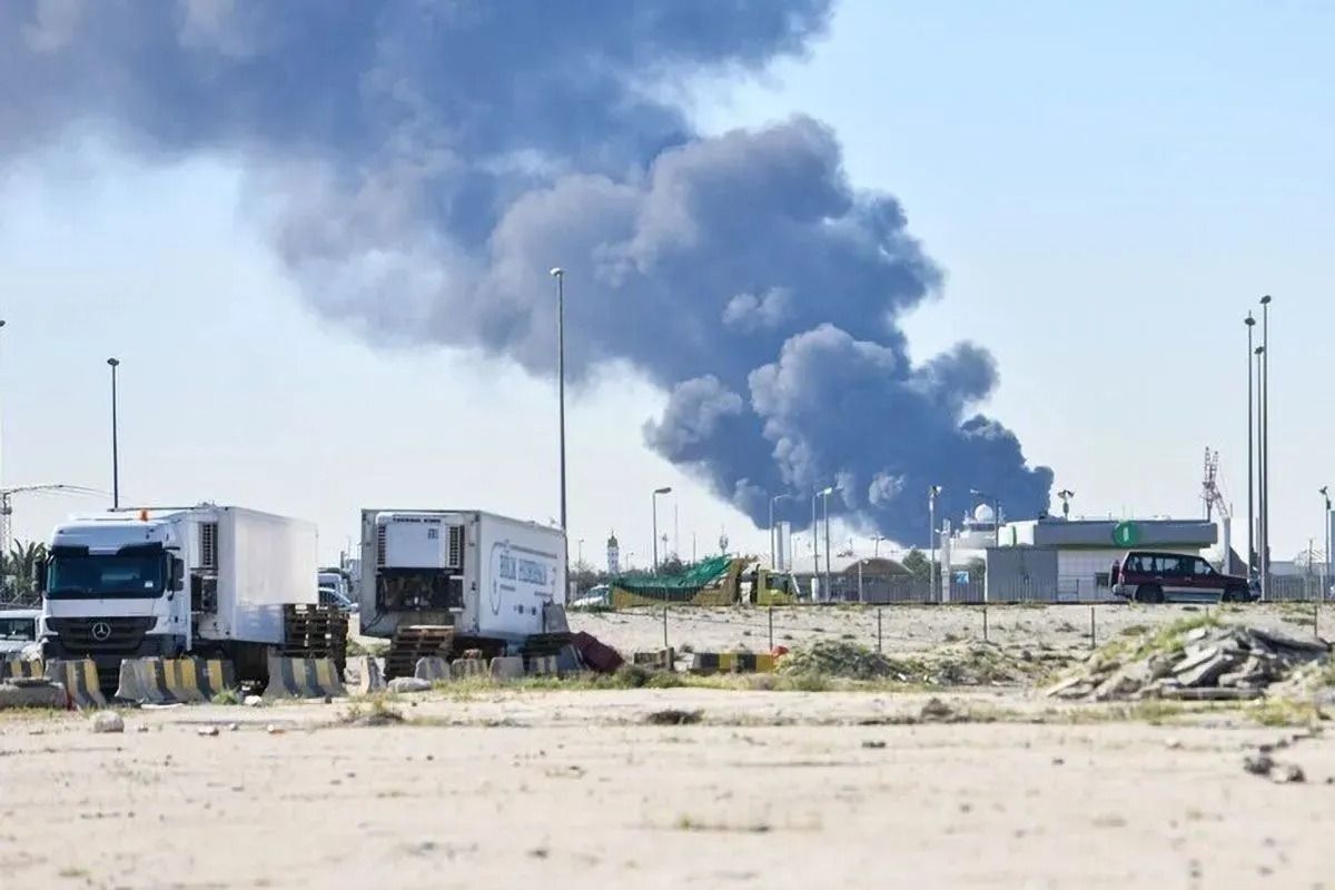 Arsip foto - Asap mengepul setelah serangan drone Iran menghantam tangki bahan bakar di Bandara Internasional Kuwait, 1 April 2026. <b>(Antara)</b>