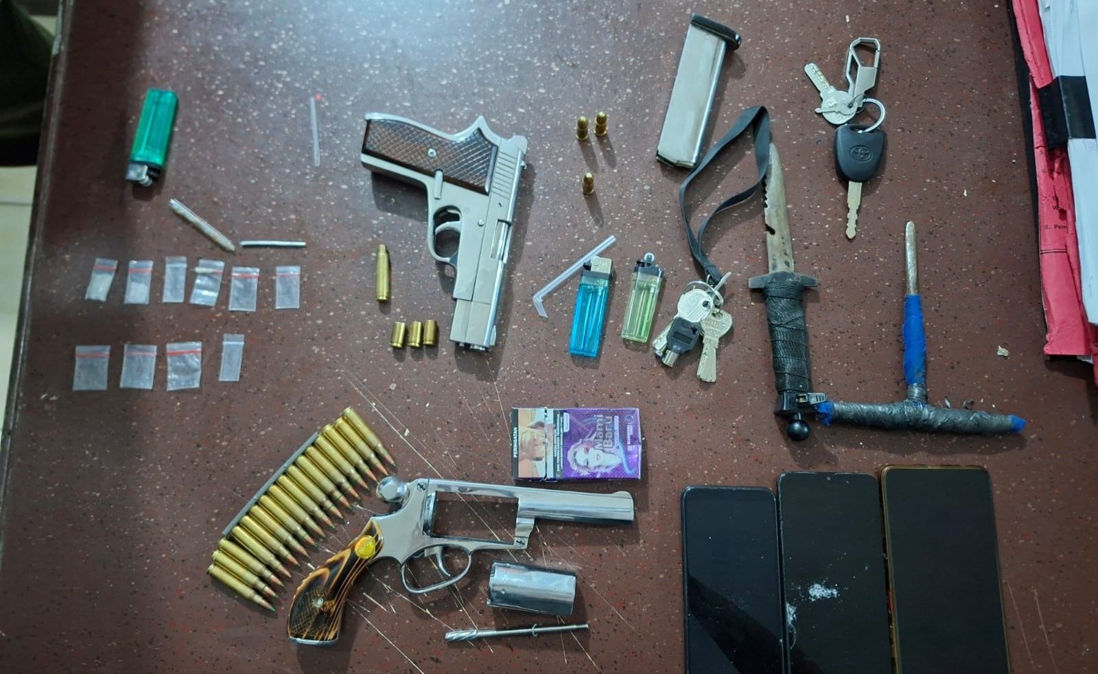 Senjata api hingga alat hisap sabu yang ditemukan polisi dari pelaku. 
