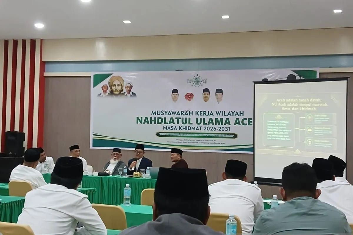 Calon Ketua Umum Pengurus Besar Nahdlatul Ulama (PBNU), KH Abdussalam Shohib atau Gus Salam bersilaturrahmi dengan pengurus PWNU Aceh dan Cabang se Aceh di sela-sela kegiatan Musyawarah Kerja Wilayah NU Aceh, di Banda Aceh, Minggu. <b>(Antara)</b>