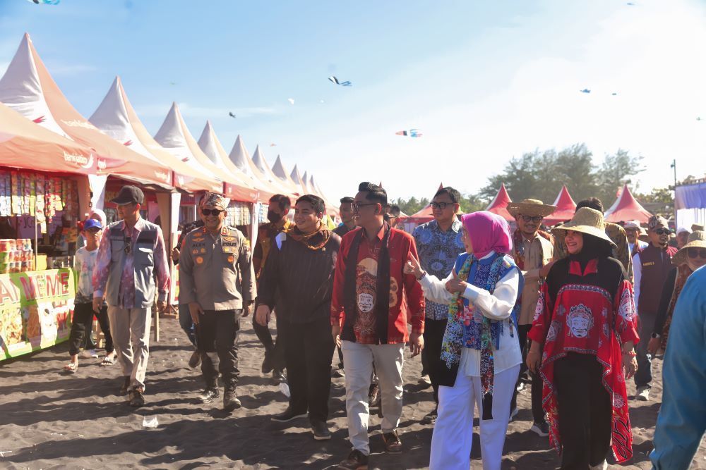 Anggota Komisi VI DPR RI Kawendra Lukistian menghadiri puncak penyelenggaraan Segoro Topeng Kaliwungu 2026 di Kaliwungu, Kabupaten Lumajang, Jawa Timur pada Minggu (28/6/2026). (Istimewa)