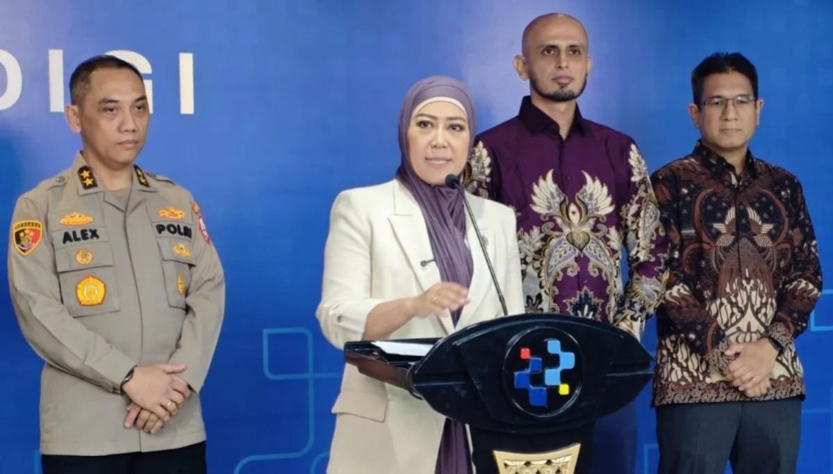 Menteri Komunikasi dan Digital (Menkomdigi) Meutya Hafid saat menyampaikan keterangannya dalam konferensi pers di Kantor Kementerian Komunikasi dan Digital, Jakarta Pusat pada Selasa, 30 Juni 2026. <b>(Antara)</b>