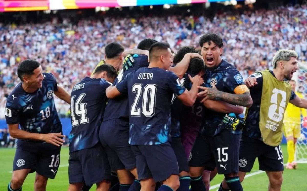 Pesepak bola tim nasional Paraguay Gustavo Gomez (kedua kanan) merayakan kemenangan adu penalti bersama rekan setimnya seusai mengalahkan Jerman pada pertandingan babak 32 besar antara Jerman melawan Paraguay di Piala Dunia FIFA 2026 di Stadion Bosto <b>(Antara)</b>
