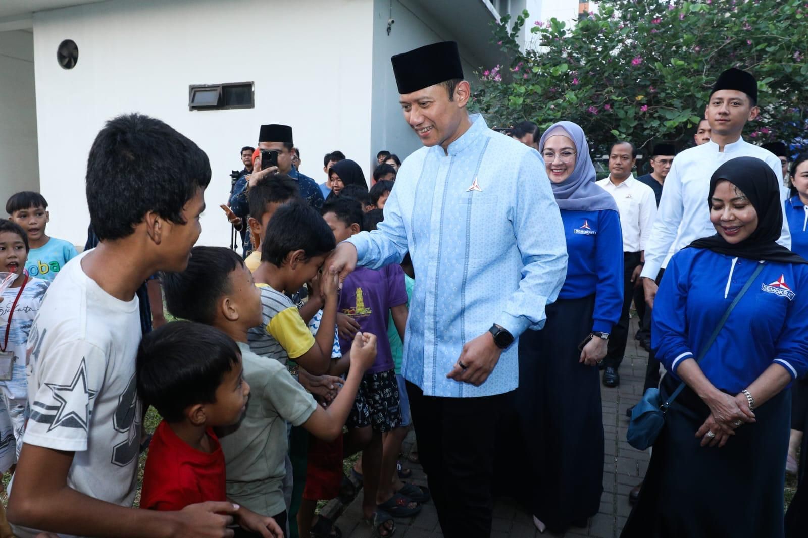 Ketua Umum Partai Demokrat Agus Harimurti Yudhoyono (AHY) bersama masyarakat. 