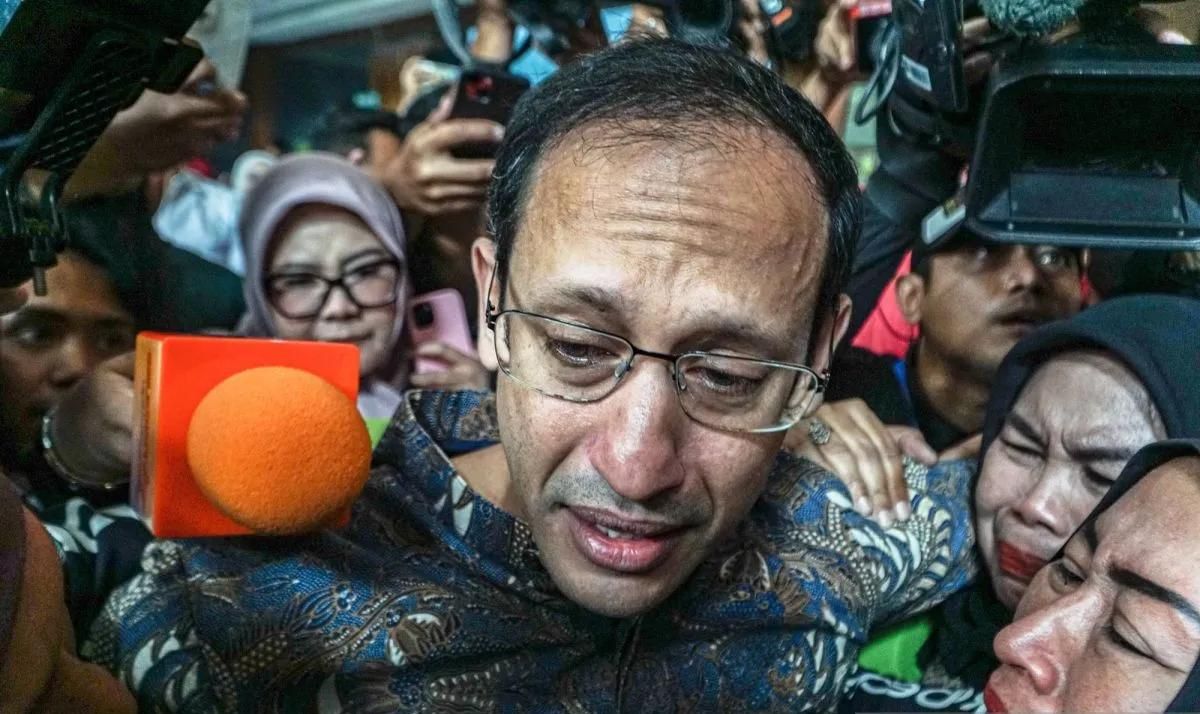 Terdakwa kasus dugaan korupsi pengadaan Chromebook di lingkungan Kemendikbudristek Nadiem Anwar Makarim (tengah) didampingi para pendukung saat memasuki Gedung Pengadilan Tipikor, Jakarta Pusat, Selasa, 30 Juni 2026. Sidang tersebut beragendakan pemb <b>(Antara)</b>