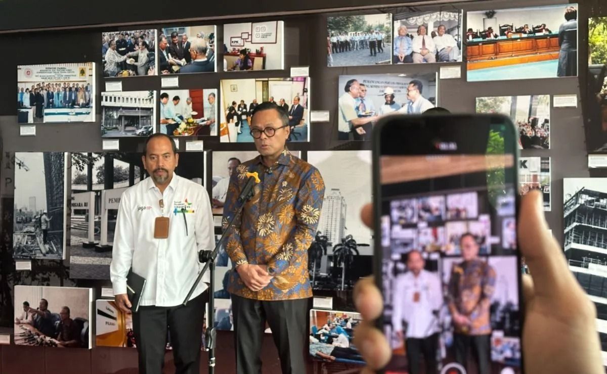 Chief Operating Officer (COO) Danantara Dony Oskaria (kanan) bersama Deputi Pencegahan dan Monitoring KPK Aminudin memberikan keterangan setelah KPK melakukan pertemuan dengan BPI Danantara di Gedung Pusat Edukasi Antikorupsi KPK, Jakarta, Senin, 29  <b>(Antara)</b>