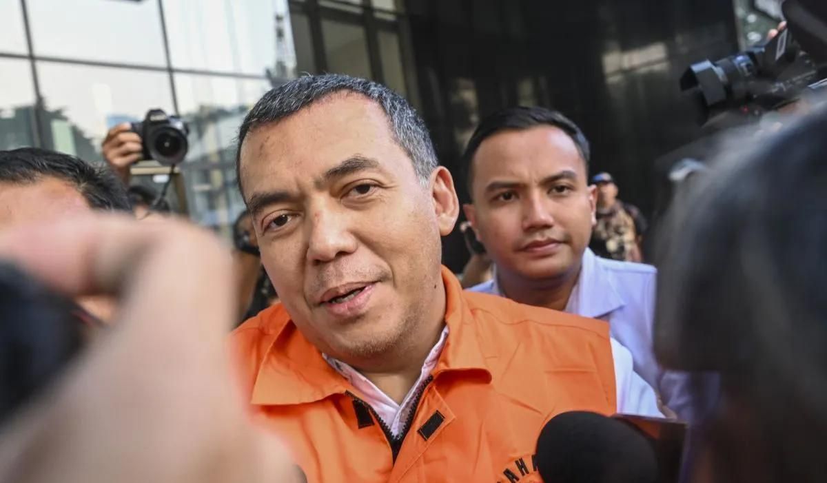 Tersangka kasus dugaan korupsi pengurusan izin tinggal warga negara asing (WNA) di Indonesia Silmy Karim (tengah) berjalan usai diperiksa di Gedung Merah Putih KPK, Jakarta, Senin, 8 Juni 2026. Penyidik KPK melakukan pemeriksaan perdana kepada Mantan <b>(Antara)</b>