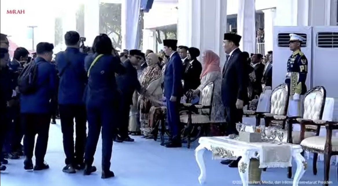 Presiden Prabowo menyalami istri Gus Dur dan Jokowi <b>(YouTube Sekretariat Presiden)</b>