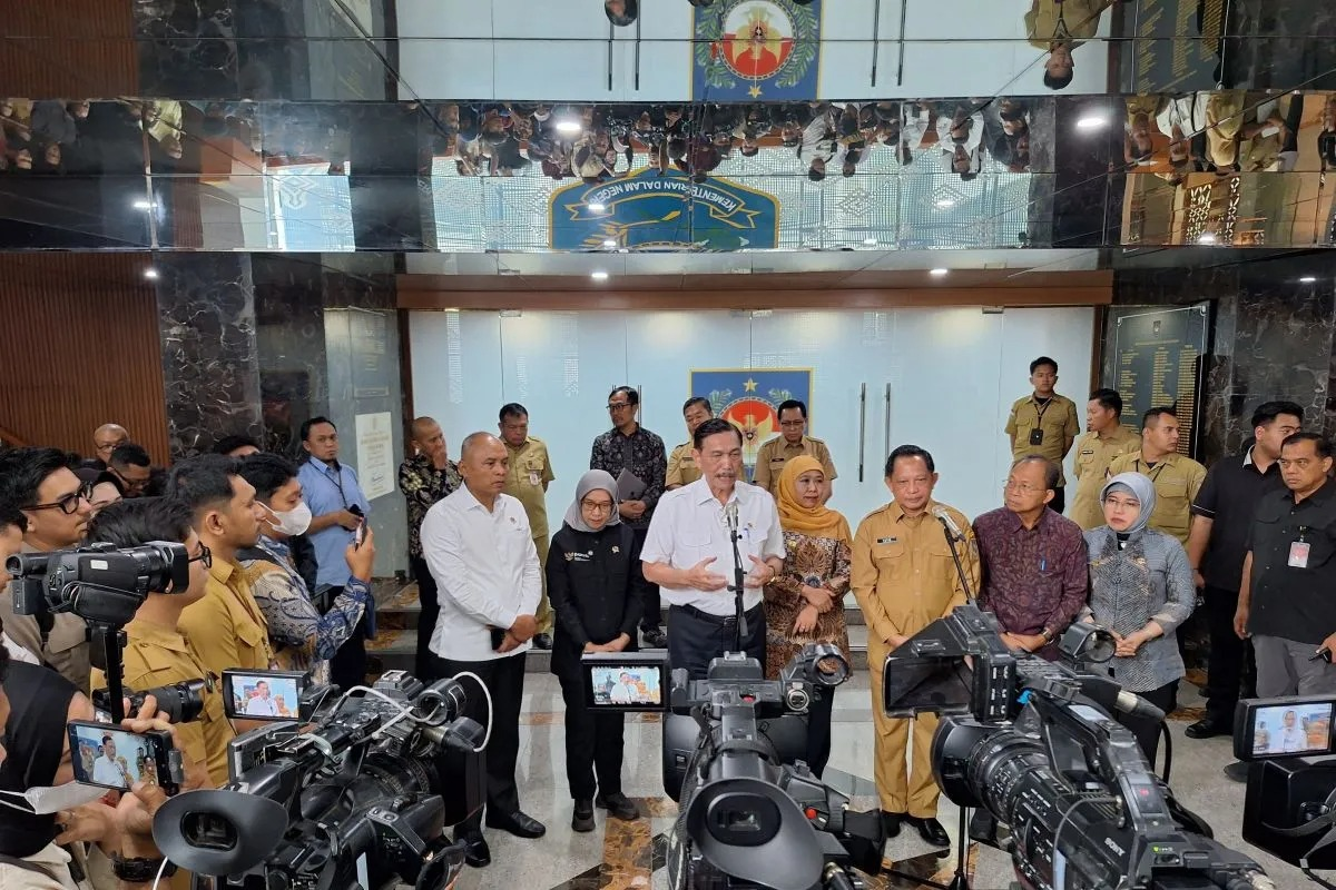 Ketua Komite Percepatan Transformasi Digital Pemerintah Luhut Binsar Pandjaitan (tengah) memberikan keterangan kepada wartawan usai Rapat Percepatan Digitalisasi Bansos yang digelar di Kantor Pusat Kementerian Dalam Negeri (Kemendagri) Jakarta, Selas <b>(Antara)</b>