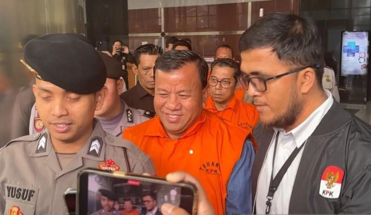 Bupati Kuantan Singingi (Kuansing) Suhardiman Amby (tengah) tersenyum saat memberikan keterangan di Gedung Merah Putih KPK, Jakarta, Rabu, 1 Juli 2026