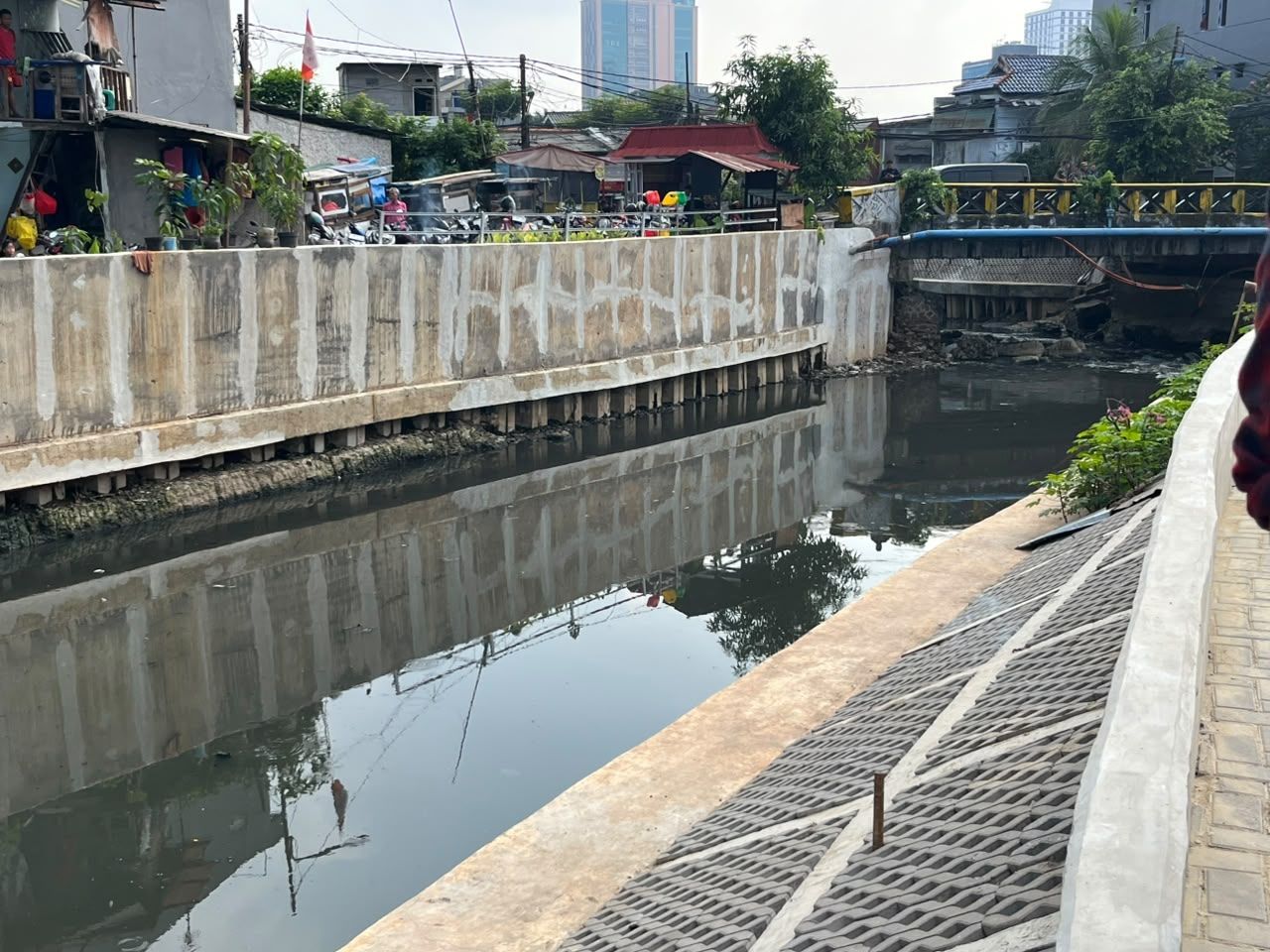 Kali Grogol Segmen Kemanggisan, Jakarta Barat <b>(NTVNews.id/Adiansyah)</b>