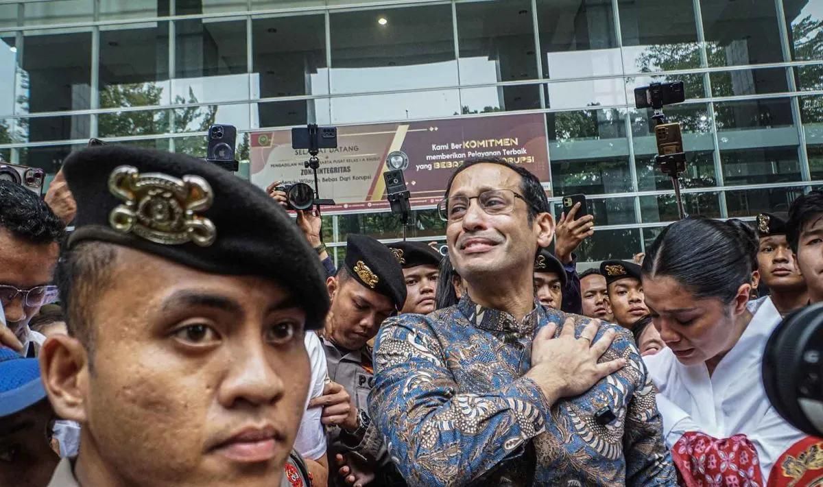 Terdakwa kasus dugaan korupsi pengadaan Chromebook di lingkungan Kemendikbudristek, Nadiem Anwar Makarim (tengah) meninggalkan Pengadilan Tipikor bersama istrinya, Franka Franklin (kanan) usai sidang putusan di Pengadilan Tipikor, Jakarta, Selasa, 30 <b>(Antara)</b>