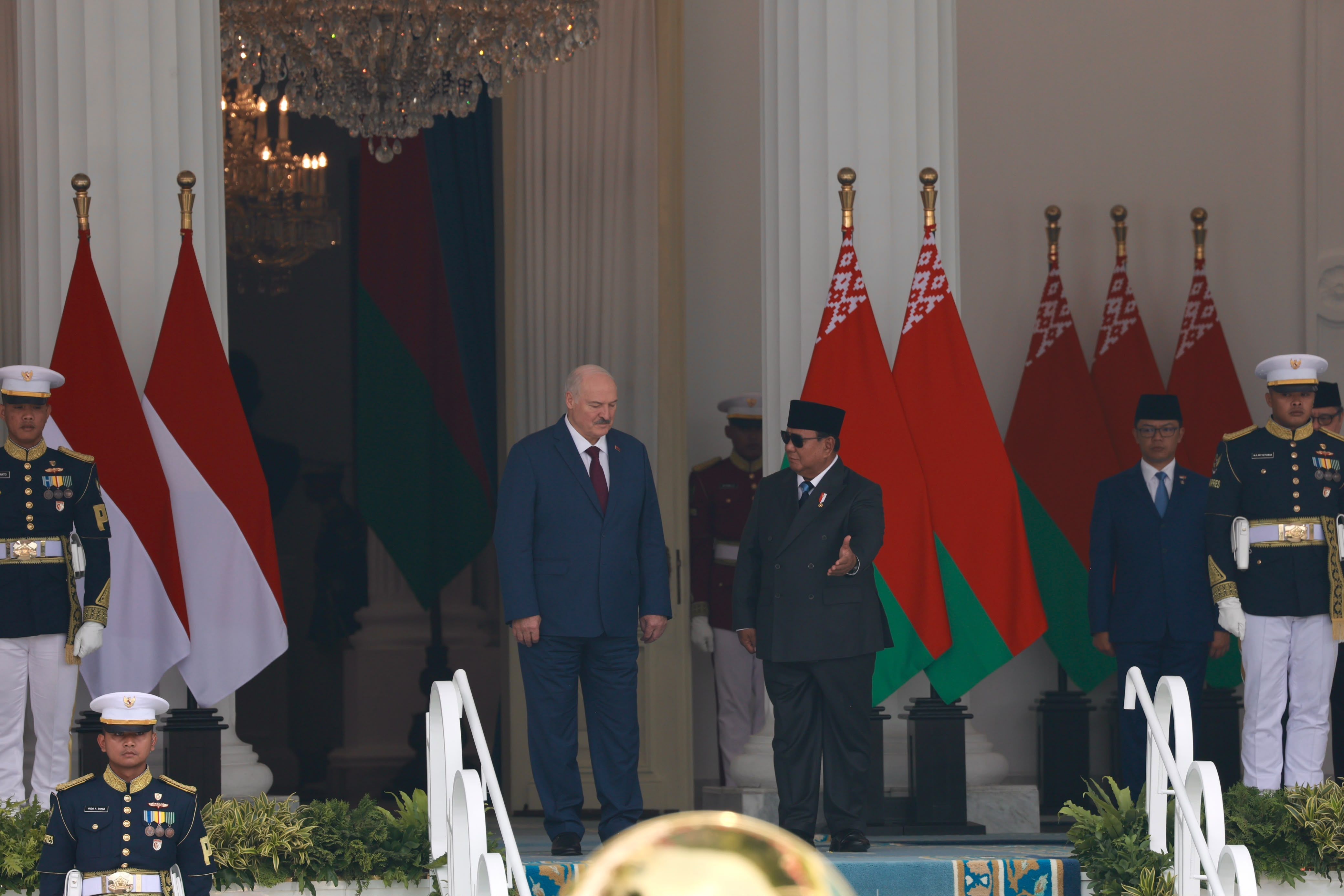 Diiringi Tari Enggang, Prabowo Sambut Hangat Presiden Belarus di Istana Merdeka.