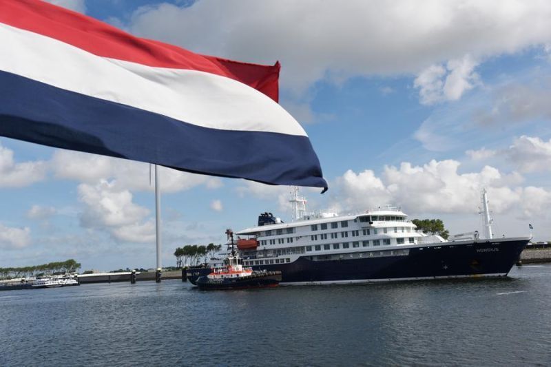 Kapal pesiar MV Hondius yang dilanda hantabvitus berlayar menuju pelabuhan Rotterdam di Rotterdam, Belanda, pada 18 Mei 2026 <b>(Antara)</b>
