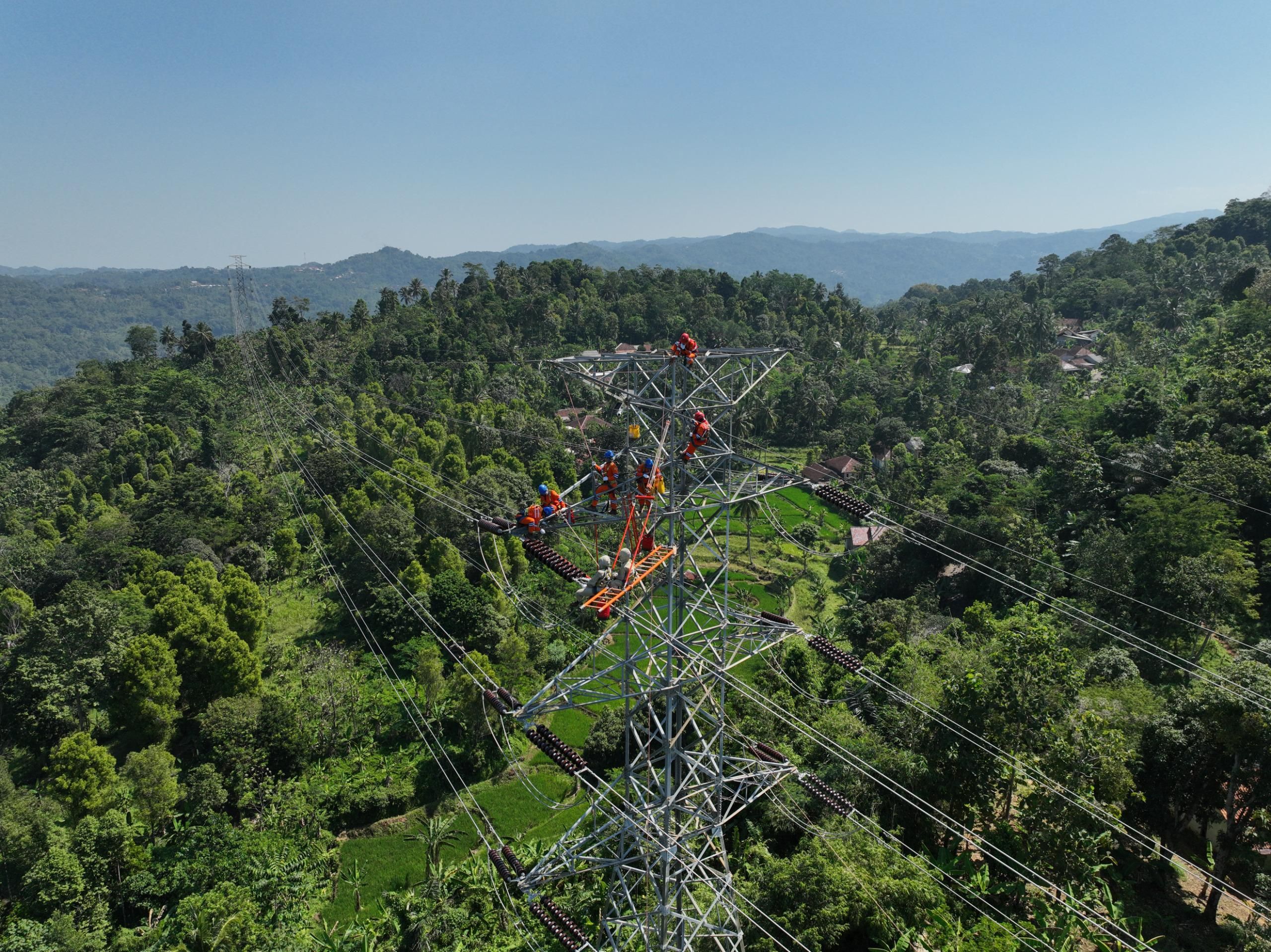 Ilustrasi Petugas PLN yang sedang melakukan pemeliharaan jaringan listrik SUTT 150 kV Pratu&ndash;Bayah, Banten guna menjaga keandalan pasokan listrik kepada masyarakat. <b>(PLN)</b>