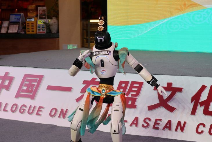 Robot android menari dalam acara  <b>(Antara)</b>