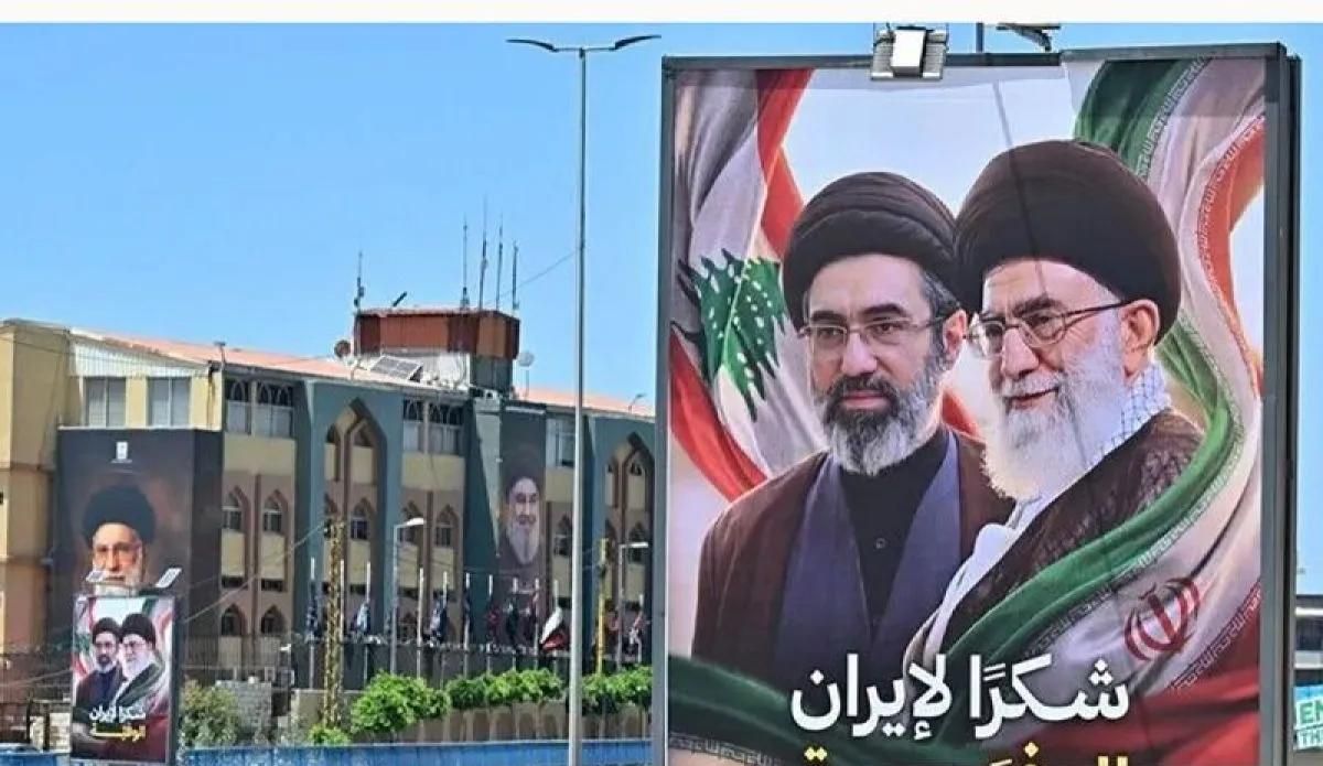 Papan reklame yang menampilkan mendiang mantan pemimpin Iran Ali Khamenei dan putranya, Mojtaba Khamenei, yang tewas dalam serangan AS dan Israel (28/2) terlihat dipasang di jalan raya Bandara Internasional Rafic Hariri di Beirut, Lebanon, Selasa, 21 <b>(Antara)</b>