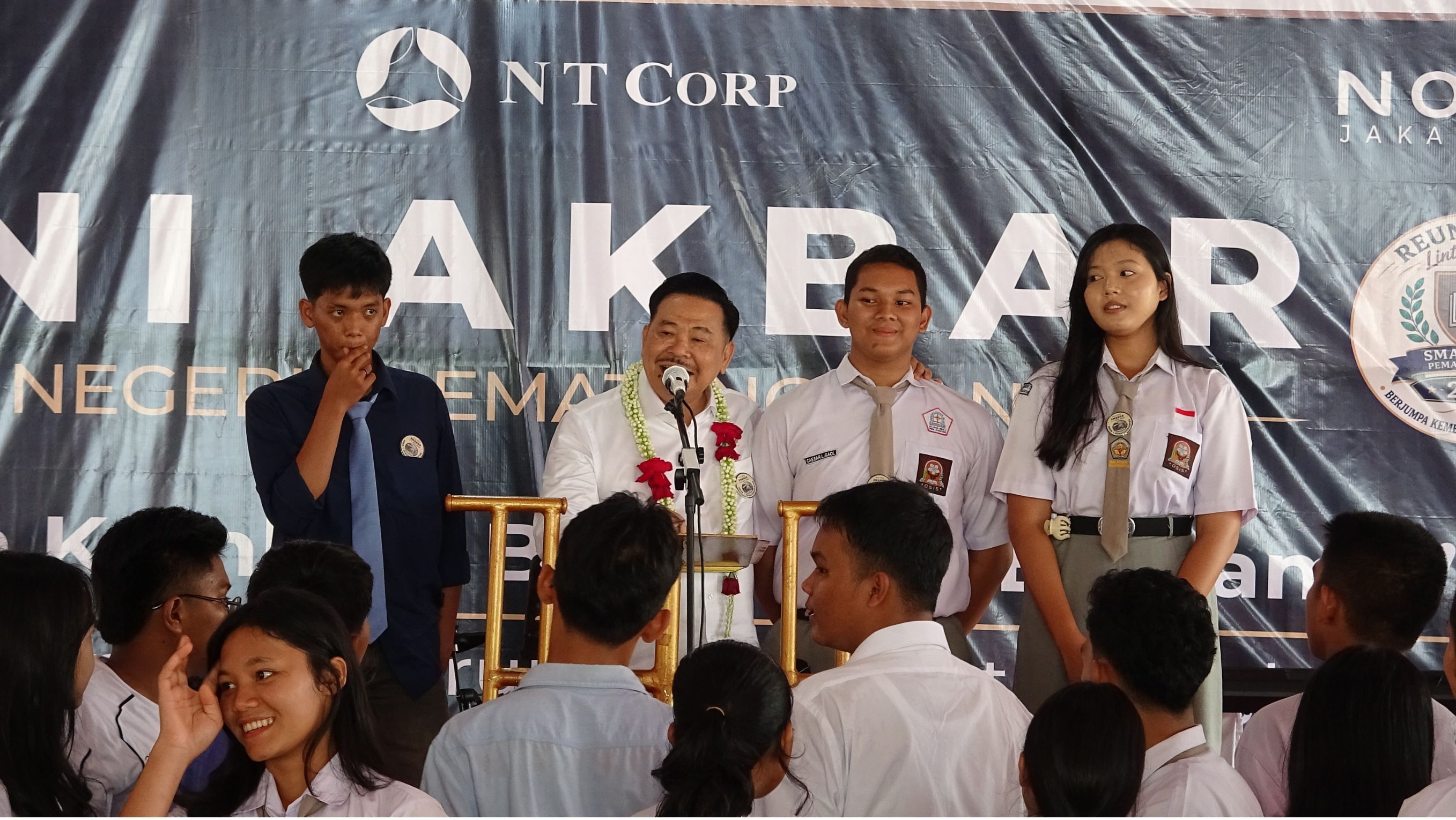 Wakil Menteri Koordinator Bidang Hukum, Hak Asasi Manusia, Imigrasi, dan Pemasyarakatan, Prof. Dr. Otto Hasibuan, S.H., M.C.L., M.M. di Reuni Akbar SMAN 1 Pematangsiantar <b>(Ntvnews)</b>