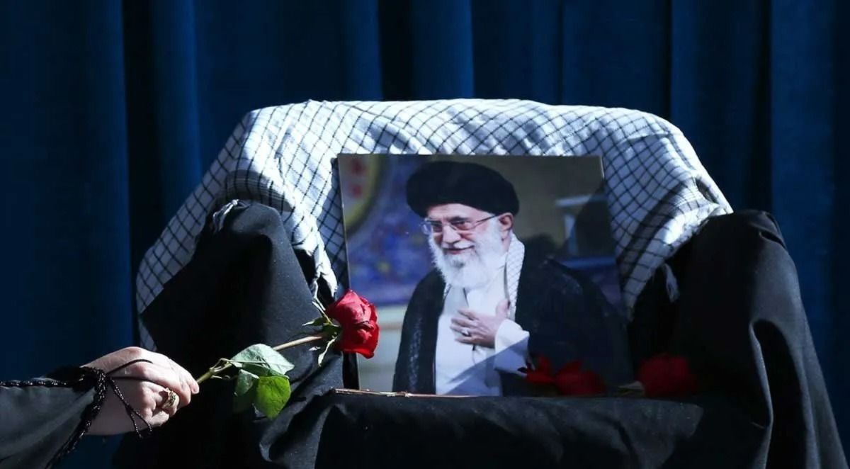 Seorang warga memberikan penghormatan bunga mawar saat unjuk rasa untuk berkabung untuk pemimpin tertinggi Iran yang telah meninggal, Ali Khamenei, dan menyatakan kesetiaan kepada Pemimpin Tertinggi yang sedang menjabat, Mojtaba Khamenei, di Teheran, <b>(Antara)</b>