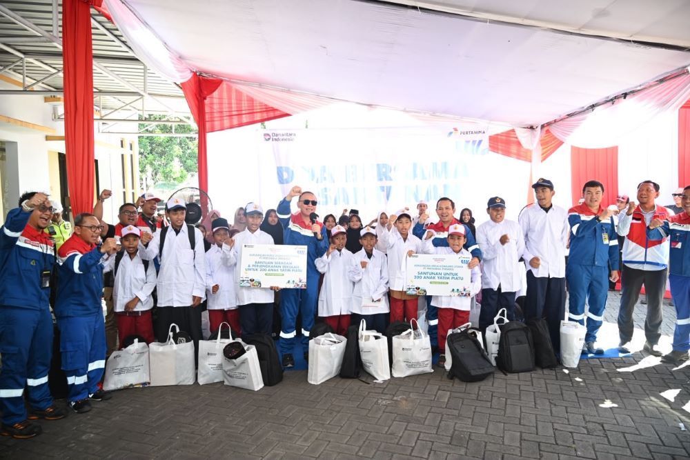 Pertamina mewujudkan kepedulian sosial dengan menyerahkan 200 paket bantuan pendidikan yang terdiri dari paket seragam, sepatu dan perlengkapan sekolah, serta santunan berupa uang tunai kepada siswa tingkat SD dan SMP. (Istimewa)