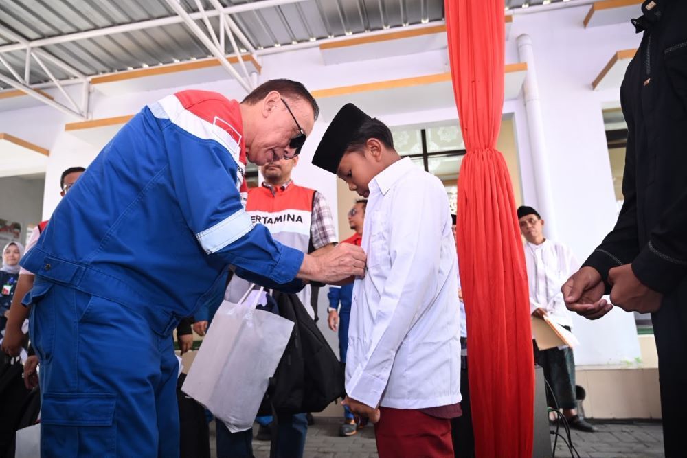 Pertamina mewujudkan kepedulian sosial dengan menyerahkan 200 paket bantuan pendidikan yang terdiri dari paket seragam, sepatu dan perlengkapan sekolah, serta santunan berupa uang tunai kepada siswa tingkat SD dan SMP. (Istimewa)
